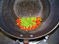 7、刀拍黄瓜,坐锅起油，烧热，将辣椒段、花椒、葱花用热油炼香