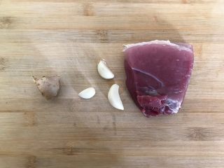 3、只有在春天才能品尝到的-野笋烧肉,准备好猪肉，大蒜，生姜