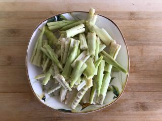 6、只有在春天才能品尝到的-野笋烧肉,全部处理好，备用