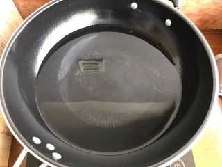 11、只有在春天才能品尝到的-野笋烧肉,煮一锅清水