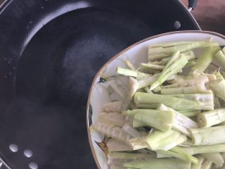 12、只有在春天才能品尝到的-野笋烧肉,水开后下野笋