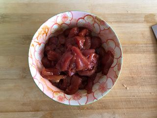 10、只有在春天才能品尝到的-野笋烧肉,然后加少许料酒，少许生抽，抓均匀，备用