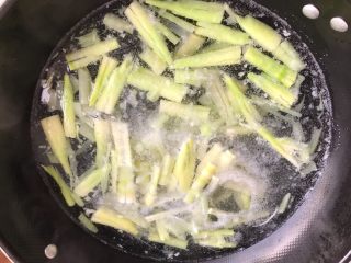 14、只有在春天才能品尝到的-野笋烧肉,如图片中这样子就可以了