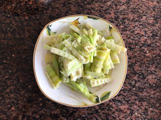 15、只有在春天才能品尝到的-野笋烧肉,捞出来，控干水分，备用