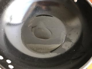 16、只有在春天才能品尝到的-野笋烧肉,起油锅，热锅凉油