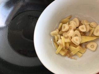 17、只有在春天才能品尝到的-野笋烧肉,下大蒜生姜