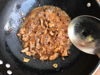 22、只有在春天才能品尝到的-野笋烧肉,翻炒均匀