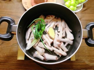 3、柠檬鸡爪,放入葱结和一大块姜。