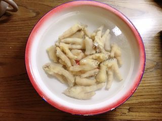 5、柠檬鸡爪,煮好过至冰凉的水中，泡半小时。