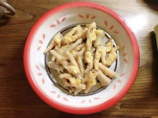 8、柠檬鸡爪,泡好的鸡爪捞出沥干水分。