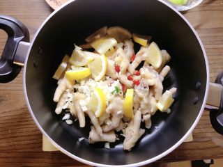 9、柠檬鸡爪,倒在盆中，加入蒜末、柠檬、小辣椒。