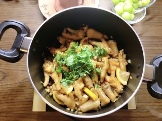 12、柠檬鸡爪,翻拌至变色后，加入香菜。