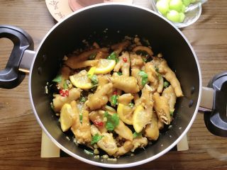 13、柠檬鸡爪,拌匀。