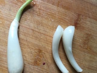 2、凉拌藠头,藠头洗净后切去头尾。记得备一碗盐水,切蒜头的刀用盐水不时浸泡一下才不至于做这道菜泪流满面