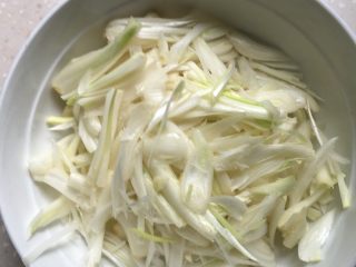 4、凉拌藠头,放入较大的碗里方便搅拌
