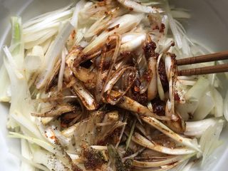 5、凉拌藠头,一次性撒入所有调料拌匀