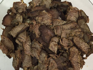 1、麻辣牛肉干 ,将卤好的牛肉干切成片备用