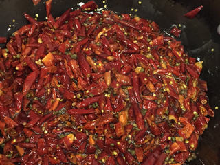 2、麻辣牛肉干 ,锅内放入油，6成热后放入干辣椒、干花椒、姜丝炒香