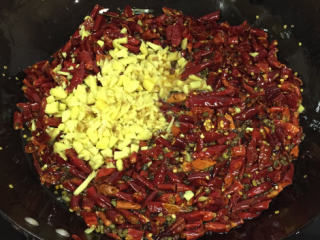 3、麻辣牛肉干 ,放入牛肉干炒到半干，期间不停的搅拌