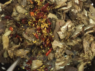 4、麻辣牛肉干 ,加入糖、盐调味