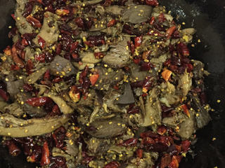 5、麻辣牛肉干 ,捞起来晾凉，放入芝麻即可