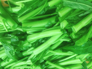 2、椒丝腐乳炒通菜,在盐水中浸泡20分钟