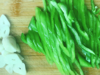 5、椒丝腐乳炒通菜,大蒜切片，辣椒切丝