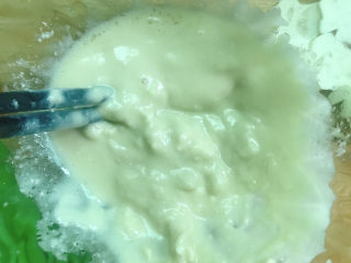 7、椒丝腐乳炒通菜,加入腐乳汁搅烂