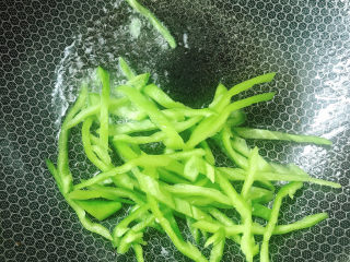 9、椒丝腐乳炒通菜,放入椒丝