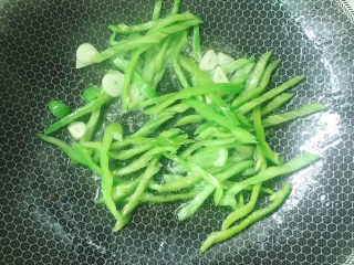 11、椒丝腐乳炒通菜,炒至6成熟