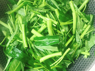 12、椒丝腐乳炒通菜,放入通菜