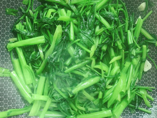 13、椒丝腐乳炒通菜,翻炒至8成熟