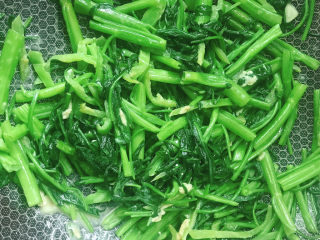 15、椒丝腐乳炒通菜,炒熟拌匀