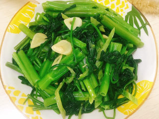 16、椒丝腐乳炒通菜,装盘