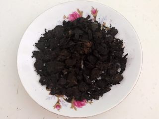 1、自制香熏鹅肝,把普洱茶切成小块