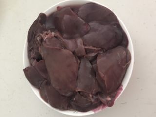 6、自制香熏鹅肝,把新鲜的鹅肝清洗干净