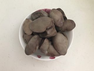 8、自制香熏鹅肝,把焯好的鹅肝捞出来