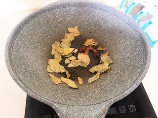 9、自制香熏鹅肝,炒锅烧热后加入干料，小火翻炒出香味