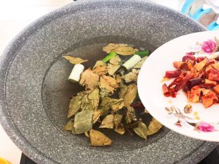 12、自制香熏鹅肝,加入干红辣椒