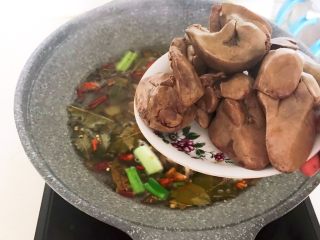 14、自制香熏鹅肝,加入焯好的鹅肝