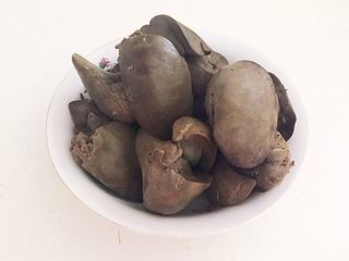 17、自制香熏鹅肝,把煮好的鹅肝捞出来