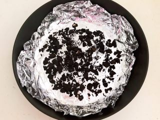 18、自制香熏鹅肝,炒锅铺上一张锡纸，均匀的撒上一层普洱茶