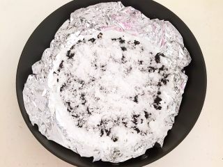 19、自制香熏鹅肝,再均匀的撒上一层绵白糖