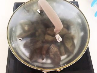 22、自制香熏鹅肝,盖上锅盖，中火烧3分钟