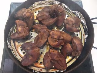 23、自制香熏鹅肝,鹅肝熏好了，上色蛮均匀的~