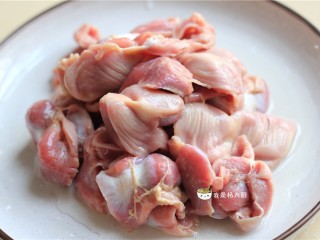 1、鸡胗拌黄瓜,鸡胗处理干净后，用清水已经，备用。