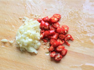 7、鸡胗拌黄瓜,大蒜切末，小米椒切圈，备用