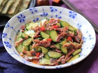 11、鸡胗拌黄瓜,装盘，即可。