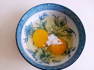 2、菠菜鸡蛋卷,鸡蛋打入碗里,放一点淀粉,盐
