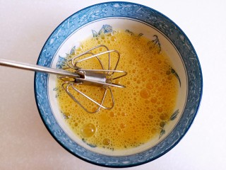 3、菠菜鸡蛋卷,用打蛋器打散,搅拌均匀